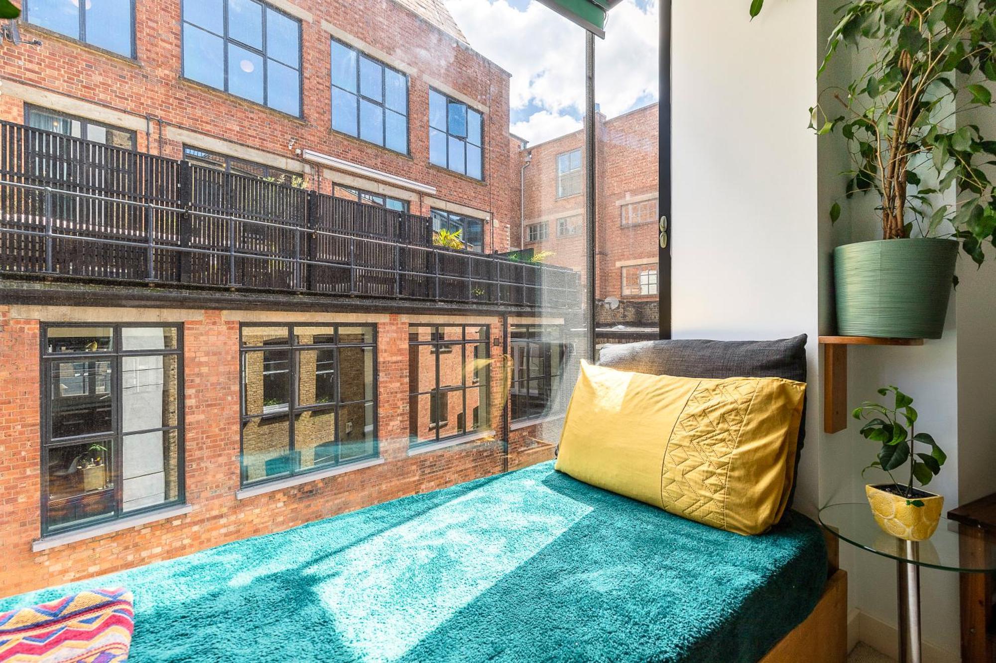 Soho Sunshine Retreat Apartment